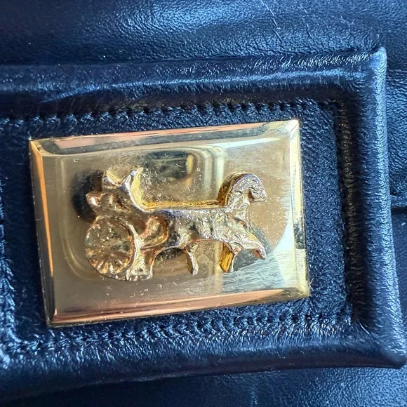 Vintage bag with a chain strap. - Picture 7 of 11